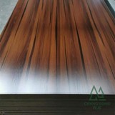 Hur skapar man en trendig look med slitsad vägg MDF i en bar?